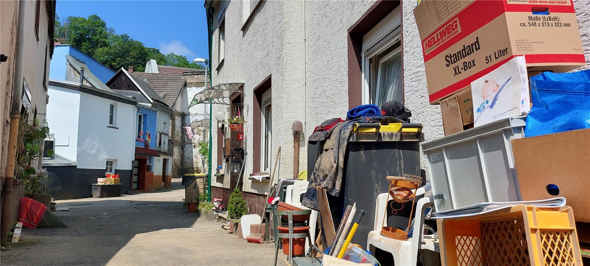 Hausrat-von-Hochwassergeschädigten in Altena