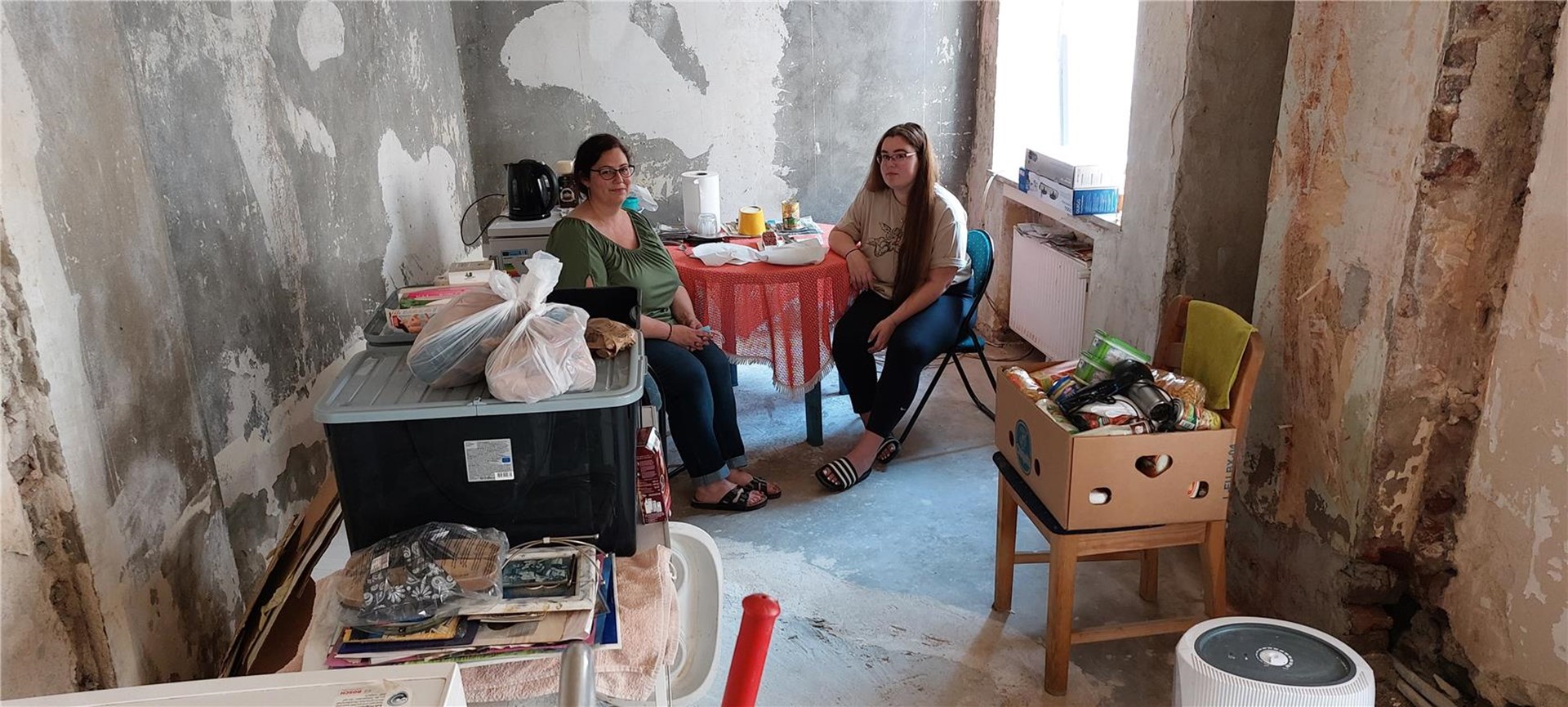 Dimitra Grüber, Tochter Natalie (18), Flutgeschädigte in Altena