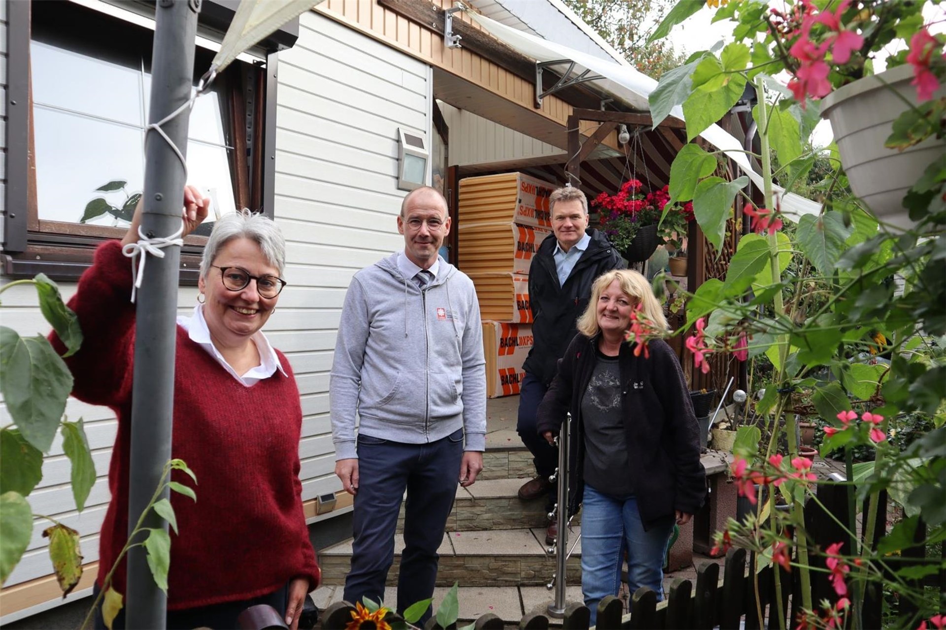 Flut-Helferin Petra Backhoff, Caritasdirektor Dominik Spanke, Diakon Stefan Back im Grünen.